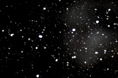 snowflakes-falling-at-night-600x399